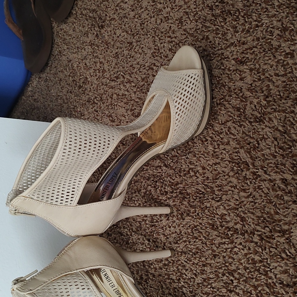 Jennifer Lopez beige strappy heels - Picture 5 of 7